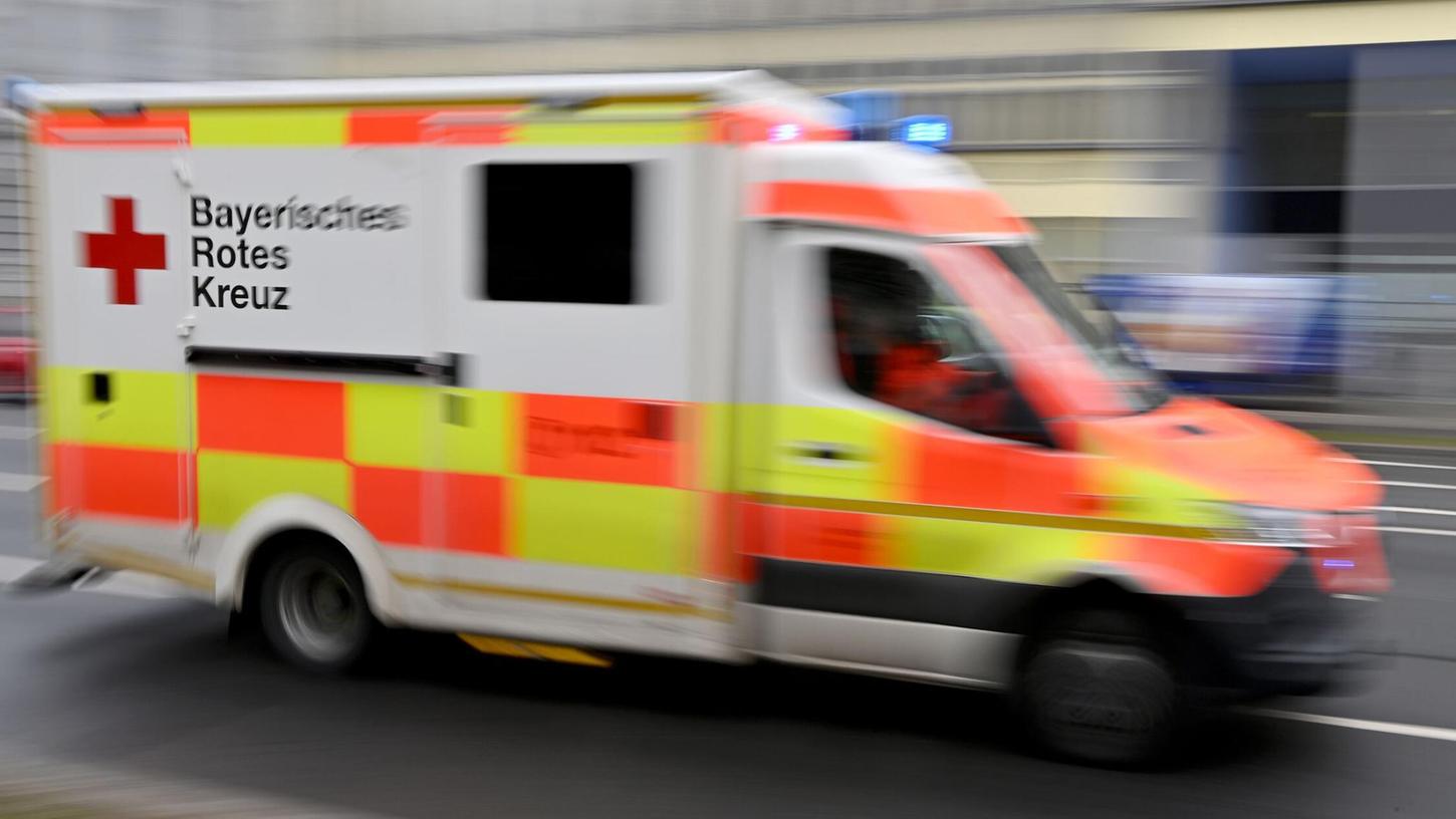 Der Senior wurde vom Rettungsdienst behandelt. (Symbolbild) Der Senior wurde vom Rettungsdienst behandelt. (Symbolbild)
