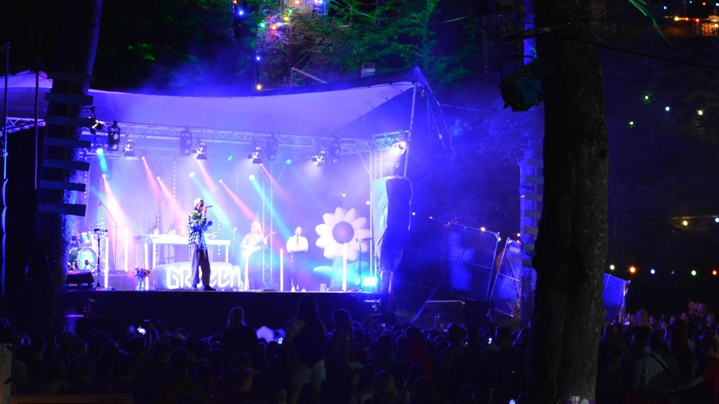 Rapper GReeen brachte die Menge zum Tanzen. Er war einer der Headliner des Weißenburger Waldlicht-Festivals 2025. Rapper GReeen brachte die Menge zum Tanzen. Er war einer der Headliner des Weißenburger Waldlicht-Festivals 2025.