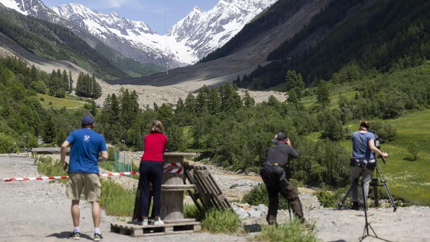 Unter dem riesigen Schuttberg im hinteren Lötschental liegt das verschüttete Dorf Blatten. Unter dem riesigen Schuttberg im hinteren Lötschental liegt das verschüttete Dorf Blatten.