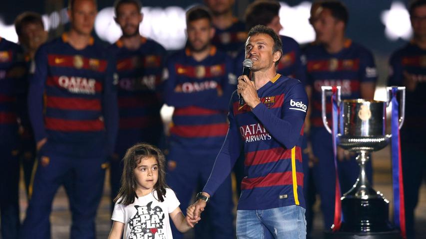 Luis Enrique hält 2016 Xana an der Hand, den Champions-League-Triumph mit Paris Saint-Germain widmete er seiner 2019 gestorbenen Tochter. Luis Enrique hält 2016 Xana an der Hand, den Champions-League-Triumph mit Paris Saint-Germain widmete er seiner 2019 gestorbenen Tochter.