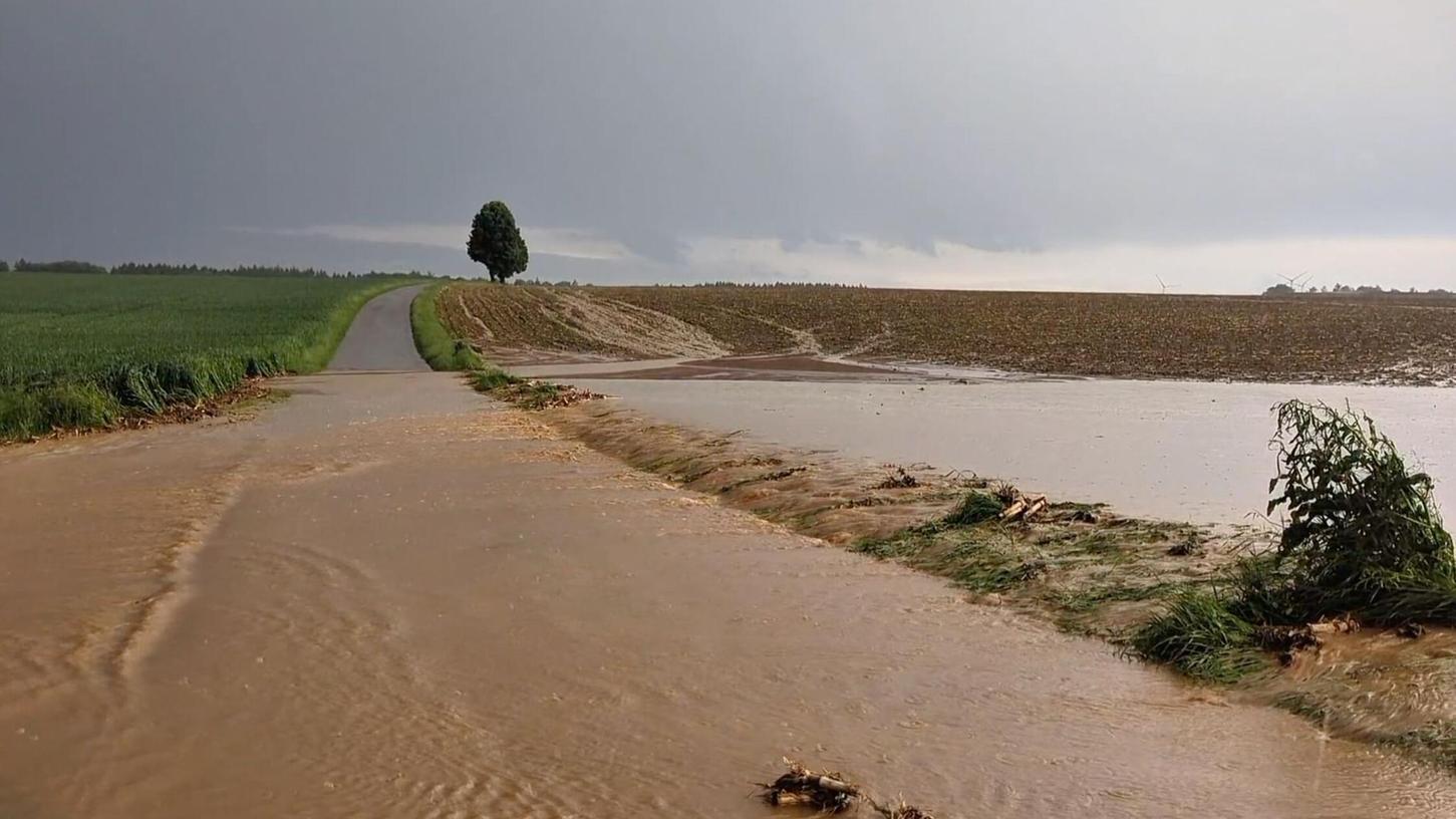 Im ganzen Land sind Einsatzkräfte wegen der Unwetter ausgerückt. Im ganzen Land sind Einsatzkräfte wegen der Unwetter ausgerückt.