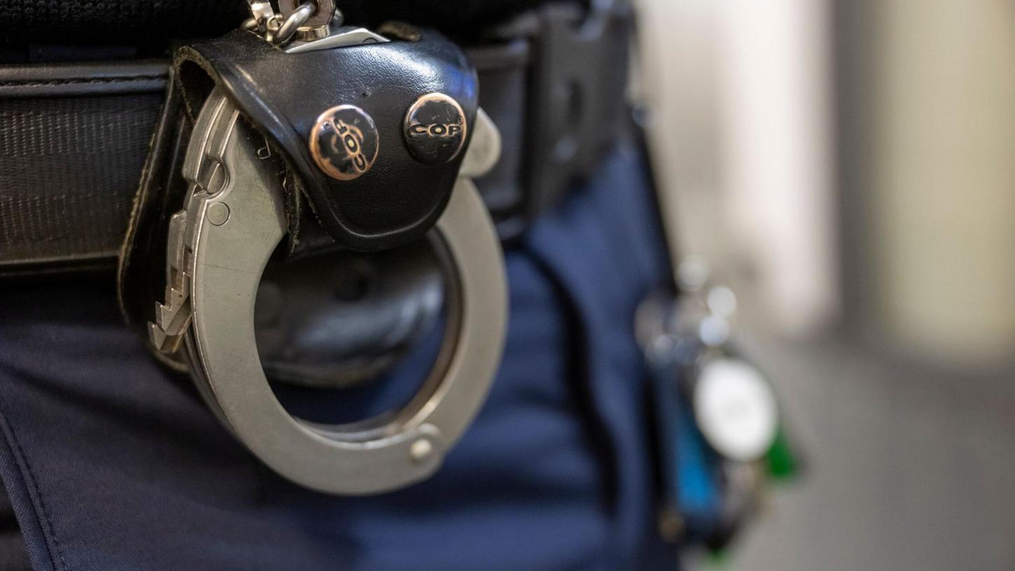 Die Polizei ermittelt wegen eines mutmaßlichen Tötungsdelikts gegen eine 25-Jährige. (Symbolbild) Die Polizei ermittelt wegen eines mutmaßlichen Tötungsdelikts gegen eine 25-Jährige. (Symbolbild)