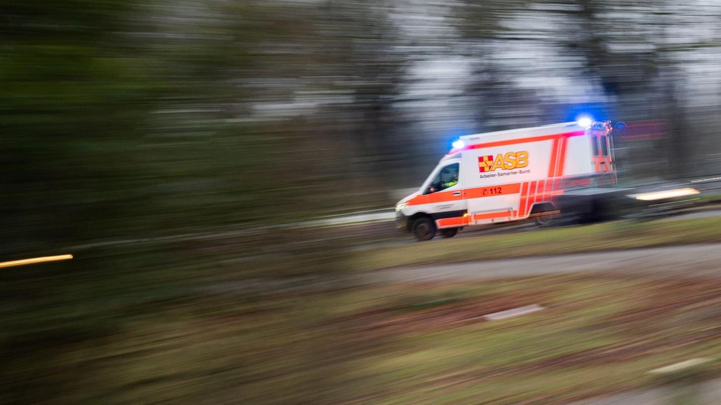 Sanitäter reanimierten den Mann. (Symbolbild) Sanitäter reanimierten den Mann. (Symbolbild)