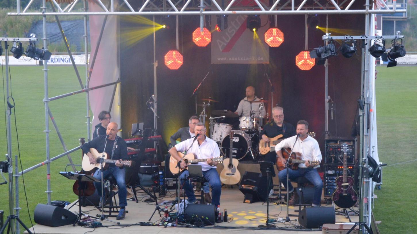 Austropop auf dem Sportplatz: „Austria 7“ hatte zum ersten Open-Air-Konzert des SV Seligenporten in die MAR-Arena eingeladen. Austropop auf dem Sportplatz: „Austria 7“ hatte zum ersten Open-Air-Konzert des SV Seligenporten in die MAR-Arena eingeladen.