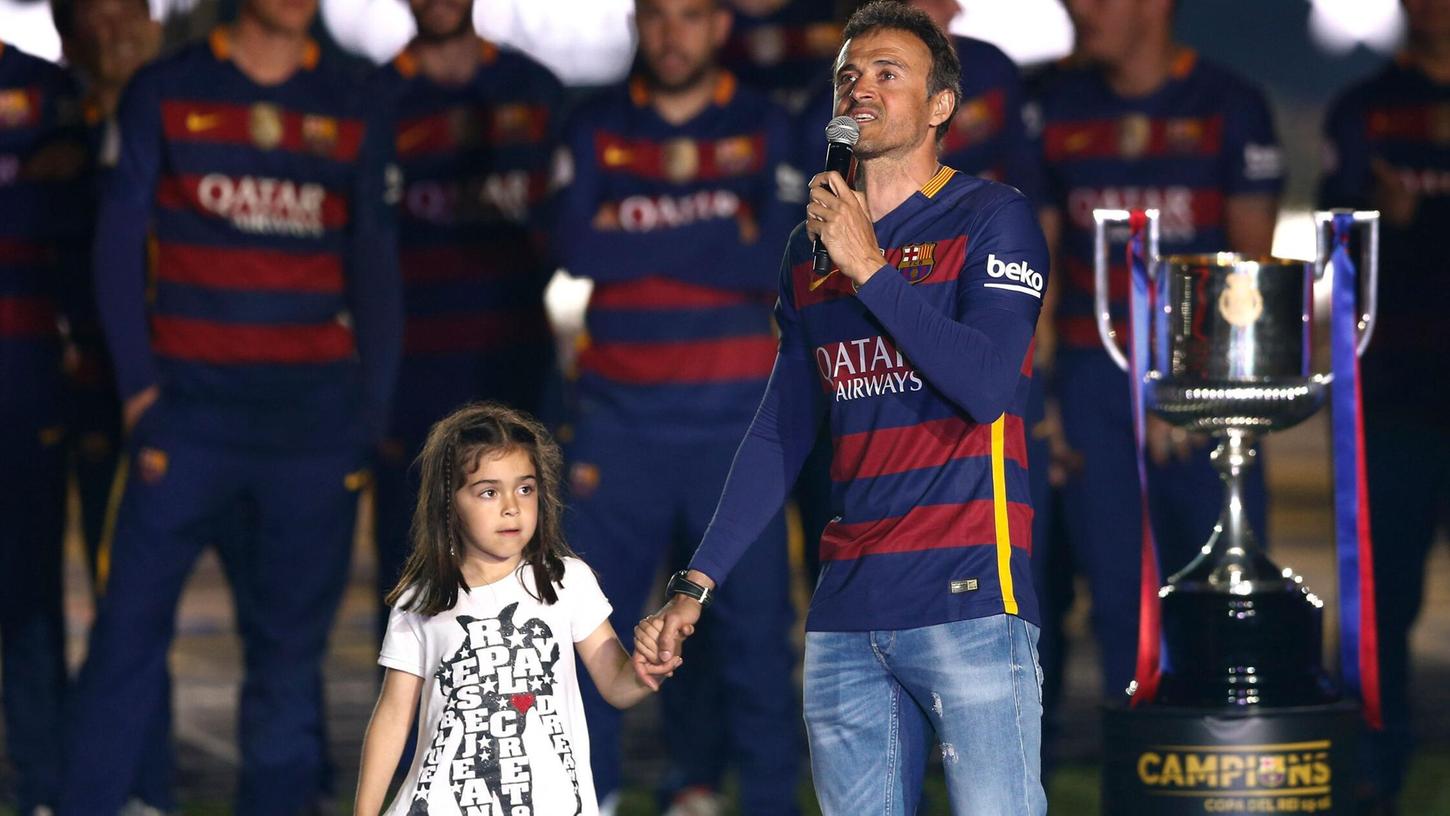 Luis Enrique, damals Trainer des FC Barcelona, hält seine Tochter Xana 2016 an der Hand bei einer Siegesfeier für die Copa del Rey und den spanischen Ligatitel. Beim Champions-League-Triumph mit Paris Saint-Germain erinnerte Luis Enrique nun an seine inzwischen gestorbene Tochter. (zu dpa: «Choreo und T-Shirt: Enrique widmet Titel toter Tochter») Luis Enrique, damals Trainer des FC Barcelona, hält seine Tochter Xana 2016 an der Hand bei einer Siegesfeier für die Copa del Rey und den spanischen Ligatitel. Beim Champions-League-Triumph mit Paris Saint-Germain erinnerte Luis Enrique nun an seine inzwischen gestorbene Tochter. (zu dpa: «Choreo und T-Shirt: Enrique widmet Titel toter Tochter»)