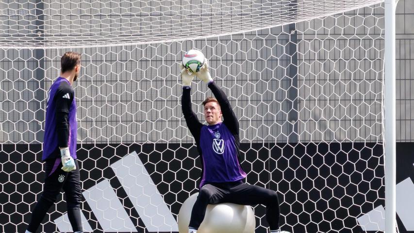Marc-André ter Stegen (r) beim Training der Nationalmannschaft für sein Länderspiel-Comeback. Marc-André ter Stegen (r) beim Training der Nationalmannschaft für sein Länderspiel-Comeback.
