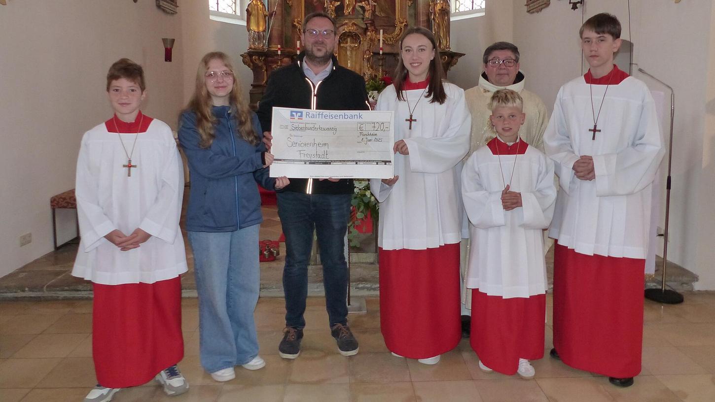 Die Forchheimer Ministranten spendeten an das Seniorenzentrum in Freystadt 720 Euro, die Heimleiter Michael Baum freudig entgegennahm. Mit auf dem Foto ist Pater Sales, der die Pfarrei Forchheim seelsorgerisch betreut Die Forchheimer Ministranten spendeten an das Seniorenzentrum in Freystadt 720 Euro, die Heimleiter Michael Baum freudig entgegennahm. Mit auf dem Foto ist Pater Sales, der die Pfarrei Forchheim seelsorgerisch betreut