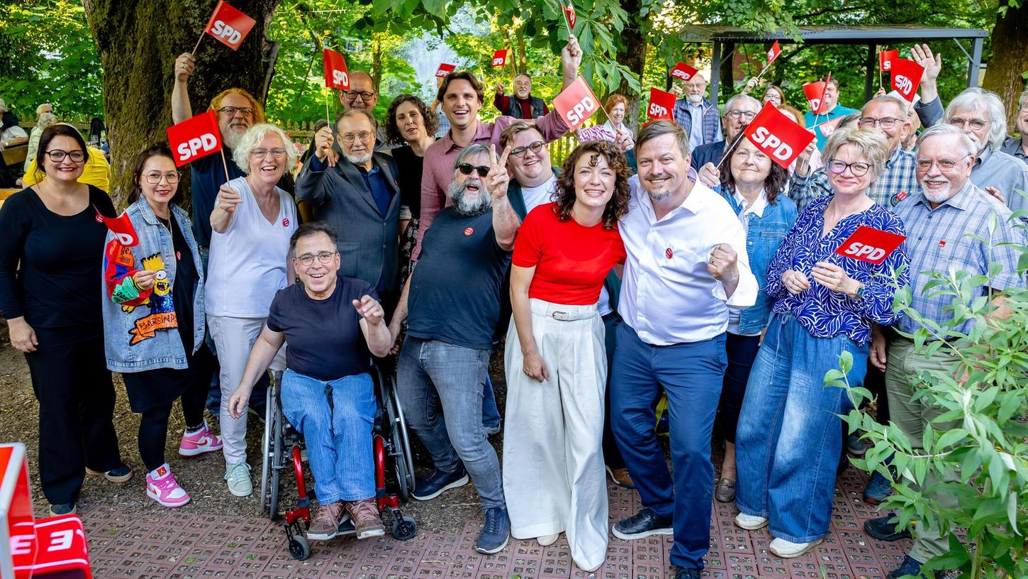 Die SPD steht hinter ihm: Martin Tabor (weißes Hemd) kandidiert bei der Kommunalwahl 2026 erneut als Bürgermeister der Stadt Altdorf. Die SPD steht hinter ihm: Martin Tabor (weißes Hemd) kandidiert bei der Kommunalwahl 2026 erneut als Bürgermeister der Stadt Altdorf.
