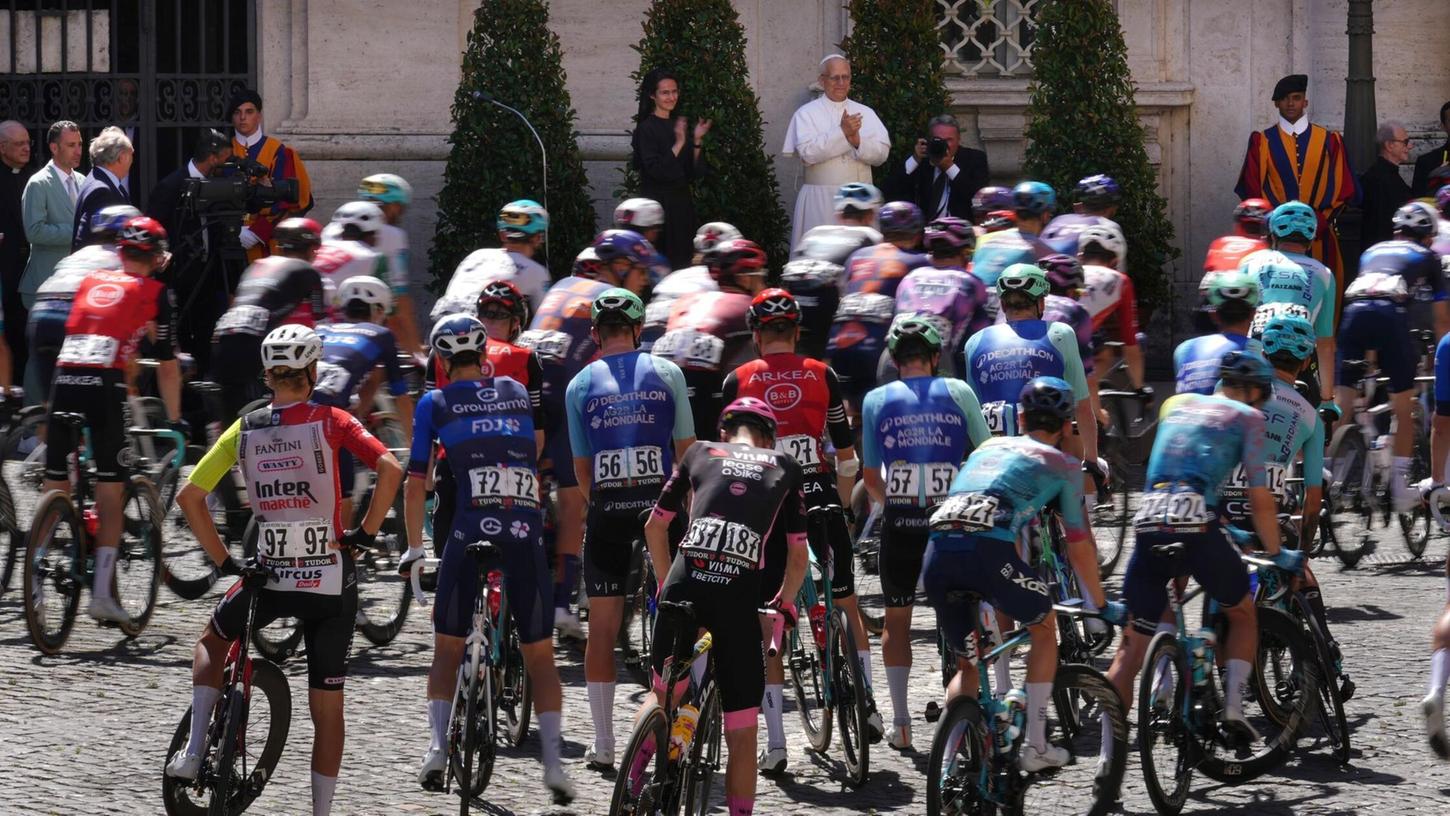 Papst Leo XIV. segnet das Giro-Peloton. Papst Leo XIV. segnet das Giro-Peloton.