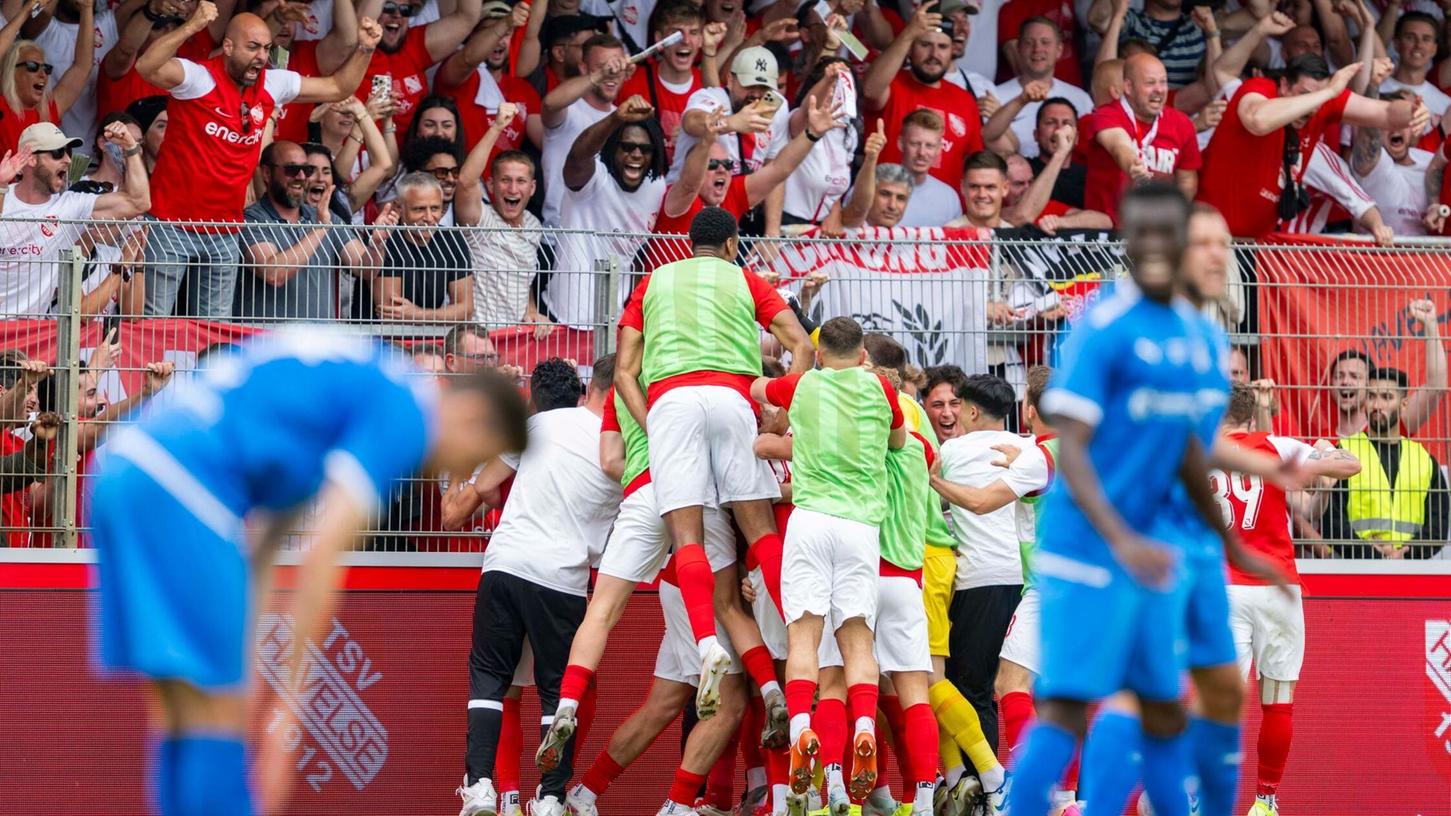 Die Spieler von Havelse bejubeln die Führung. Die Spieler von Havelse bejubeln die Führung.