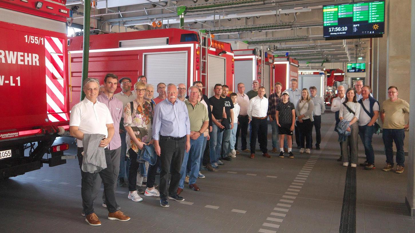 Vor der Sitzung besuchten die KHS-Mitglieder die neue Feuerwache. Vor den Einsatzfahrzeugen präsentieren sie sich mit Geschäftsführer Thomas Mörtel (l.), Kreishandwerksmeister Konrad Ammon (8.v.l.) und Feuerwehrchef Christian Gußner (8.v.r.). Vor der Sitzung besuchten die KHS-Mitglieder die neue Feuerwache. Vor den Einsatzfahrzeugen präsentieren sie sich mit Geschäftsführer Thomas Mörtel (l.), Kreishandwerksmeister Konrad Ammon (8.v.l.) und Feuerwehrchef Christian Gußner (8.v.r.).
