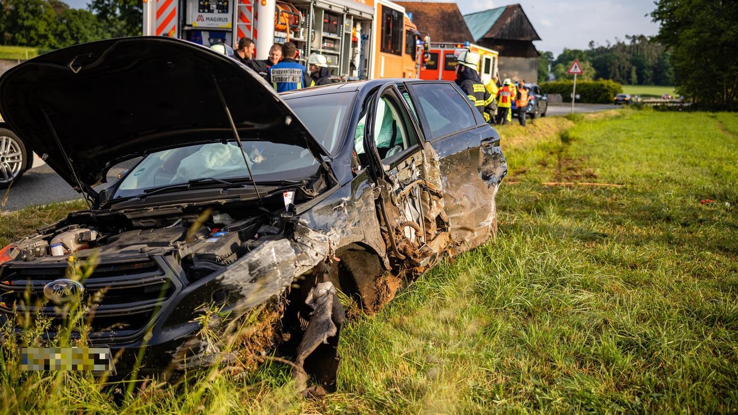 Beide Fahrzeuge kamen nach dem Zusammenstoß zwischen Roßtal und Weinzierlein schwer beschädigt abseits der Straße zum Stehen. Beide Fahrzeuge kamen nach dem Zusammenstoß zwischen Roßtal und Weinzierlein schwer beschädigt abseits der Straße zum Stehen.