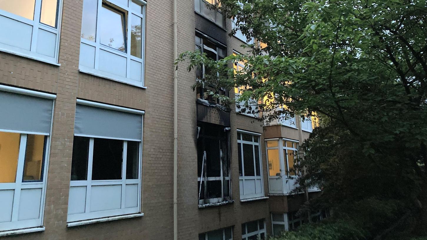 Das Feuer in dem Hamburger Krankenhaus wurde wohl absichtlich gelegt. Ein Patient hat ersten Erkenntnissen zufolge sein Kissen in Brand gesteckt. Das Feuer in dem Hamburger Krankenhaus wurde wohl absichtlich gelegt. Ein Patient hat ersten Erkenntnissen zufolge sein Kissen in Brand gesteckt.