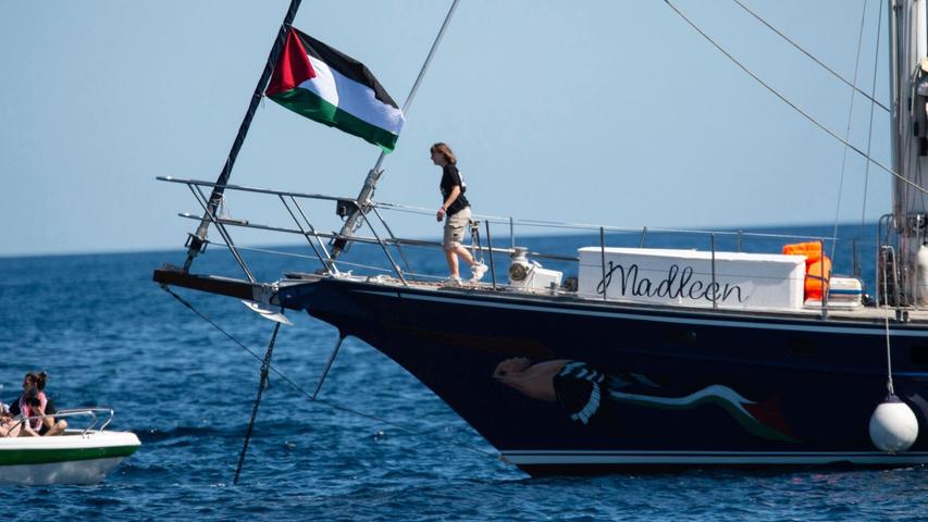 Aktivisten um Greta Thunberg wollen mit Hilfsgütern nach Gaza segeln. Aktivisten um Greta Thunberg wollen mit Hilfsgütern nach Gaza segeln.