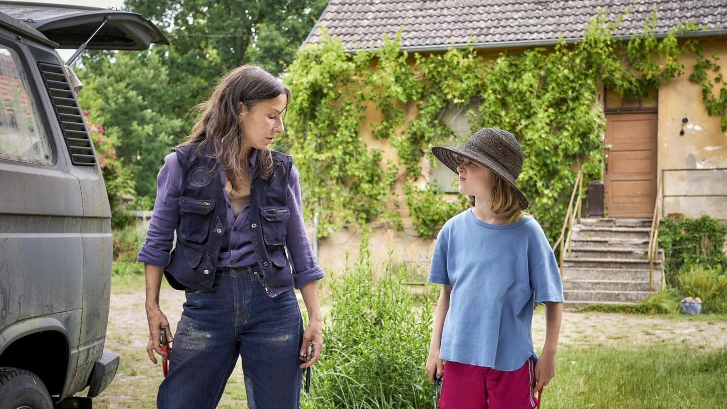 Zu Beginn ist jede Begegnung zwischen Anne (Meret Becker, l) und ihrer Enkelin Tilda (Luise Landau) ein Duell. Zu Beginn ist jede Begegnung zwischen Anne (Meret Becker, l) und ihrer Enkelin Tilda (Luise Landau) ein Duell.