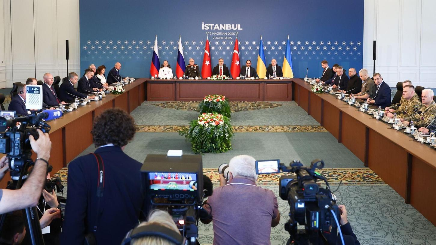 Delegationen der neuen direkten Verhandlung zwischen Russland und der Ukraine kommen unter türkischer Führung zusammen Delegationen der neuen direkten Verhandlung zwischen Russland und der Ukraine kommen unter türkischer Führung zusammen