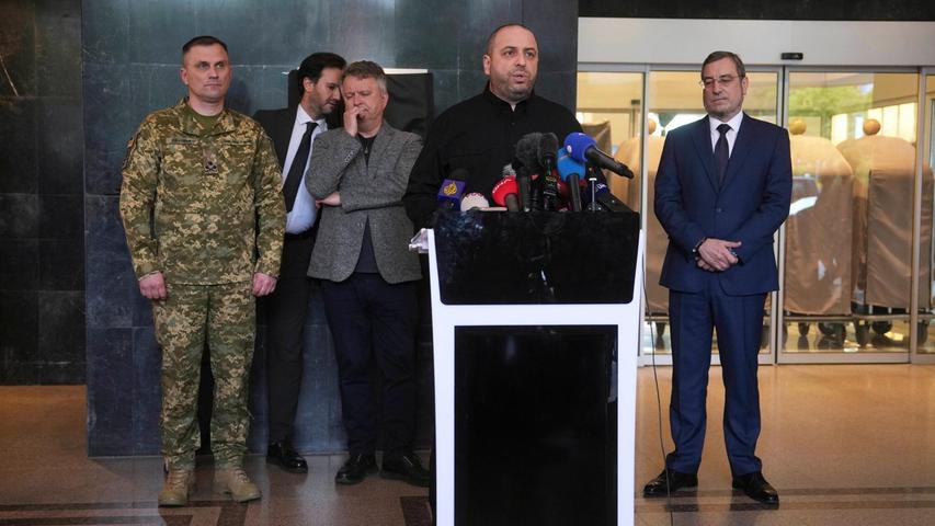 Dem ukrainischen Verhandlungsführer Rustem Umjerow zufolge haben sich die Ukraine und Russland bei Gesprächen in Istanbul auf einen weiteren Gefangenenaustausch geeinigt. Dem ukrainischen Verhandlungsführer Rustem Umjerow zufolge haben sich die Ukraine und Russland bei Gesprächen in Istanbul auf einen weiteren Gefangenenaustausch geeinigt.