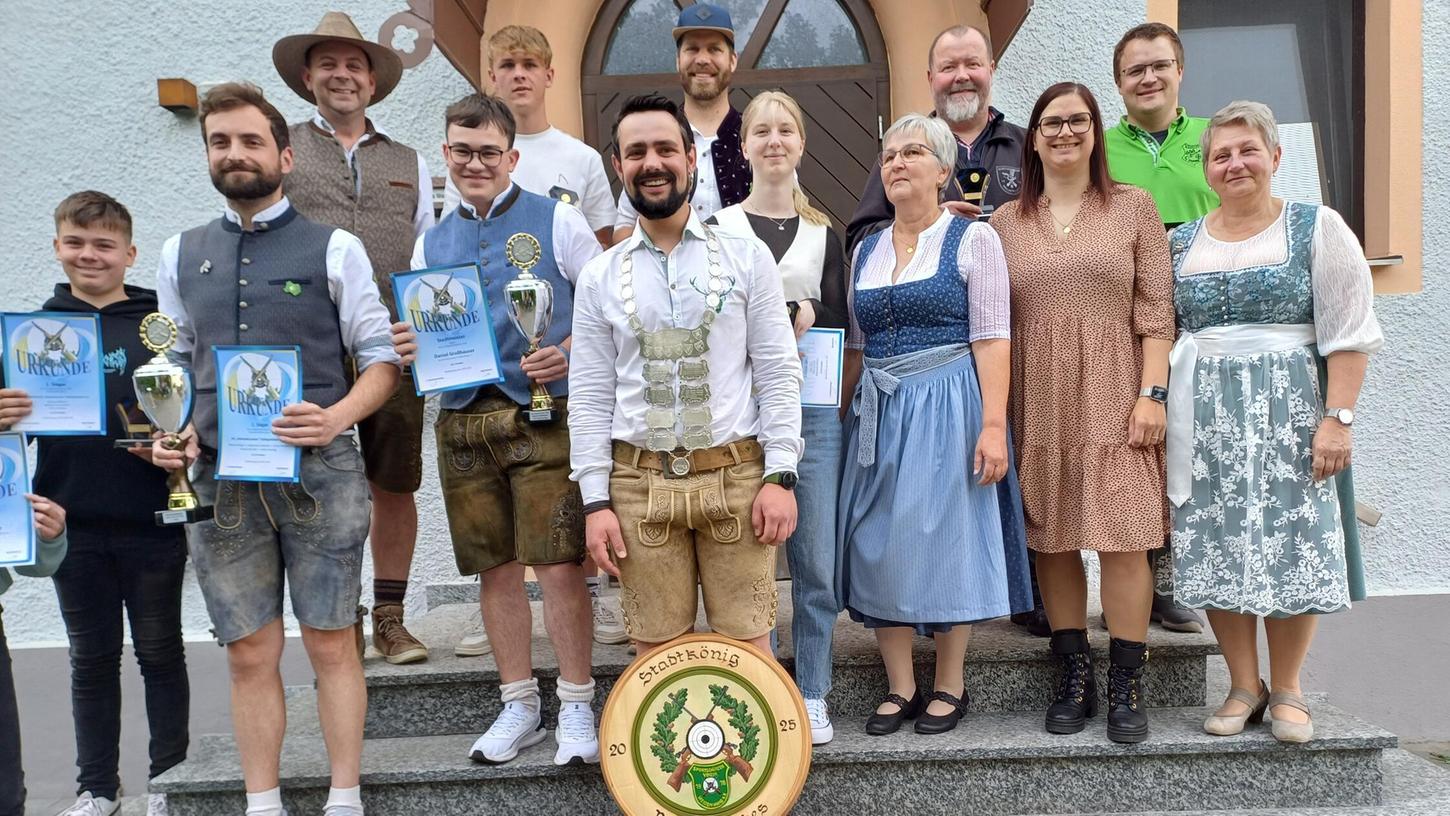 Philipp Dunkes (vorne vor Scheide) vom Schützenverein Sport-SV Weidenwang wurde duch Schützenmeister Reinhold Karg (hinten links mit Hut) und von der 3. Bürgermeisterin Petra Merkert (vorne rechts) zum Stadtkönig 2025 proklamiert. Philipp Dunkes (vorne vor Scheide) vom Schützenverein Sport-SV Weidenwang wurde duch Schützenmeister Reinhold Karg (hinten links mit Hut) und von der 3. Bürgermeisterin Petra Merkert (vorne rechts) zum Stadtkönig 2025 proklamiert.