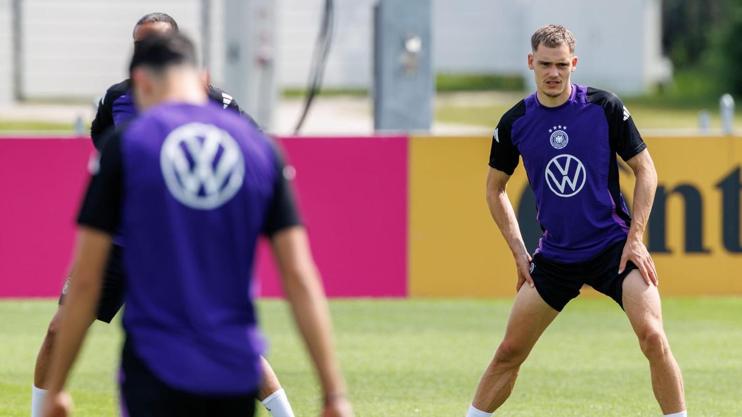 Der Ablöse-Poker um Florian Wirtz (r) hält an. Der Ablöse-Poker um Florian Wirtz (r) hält an.