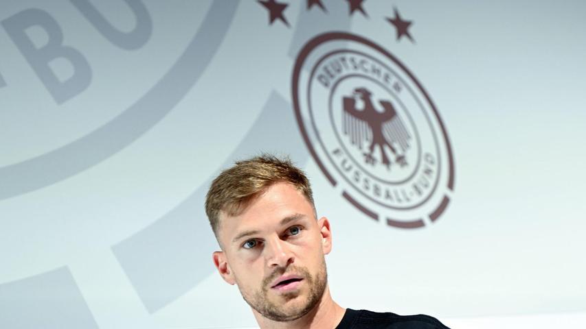 Joshua Kimmich und das DFB-Logo mit den vier Weltmeister-Sternen. Der WM-Titel fehlt dem Kapitän noch. Joshua Kimmich und das DFB-Logo mit den vier Weltmeister-Sternen. Der WM-Titel fehlt dem Kapitän noch.