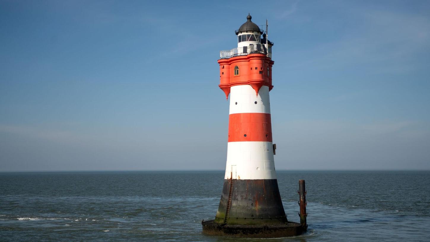 Der Leuchtturm „Roter Sand“ steht in der Nordsee vor Bremerhaven. (Archivbild) Der Leuchtturm „Roter Sand“ steht in der Nordsee vor Bremerhaven. (Archivbild)