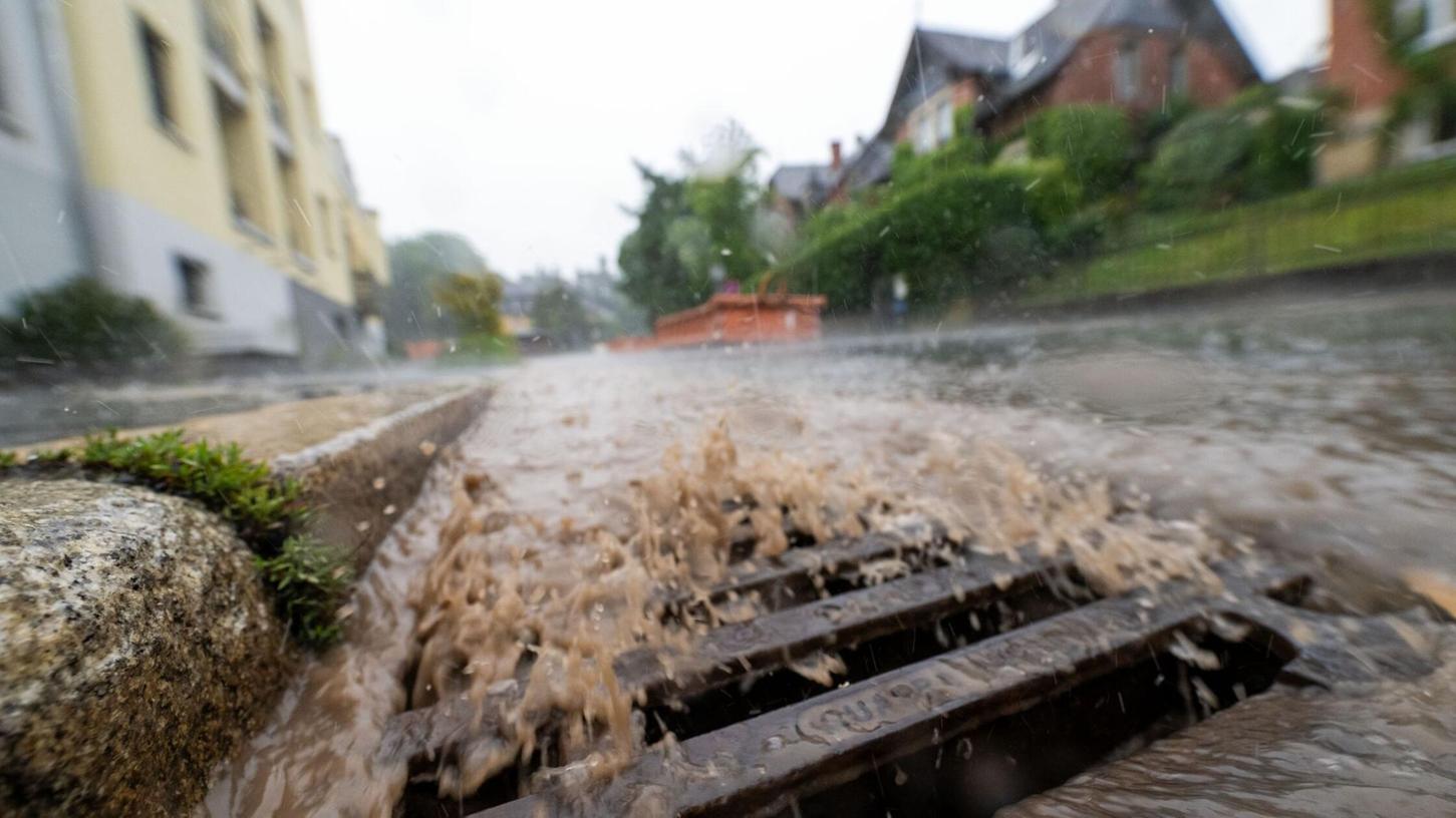 Auch zum Wochenstart werden laut DWD Unwetter und Regen in Bayern erwartet. (Symbolbild) Auch zum Wochenstart werden laut DWD Unwetter und Regen in Bayern erwartet. (Symbolbild)
