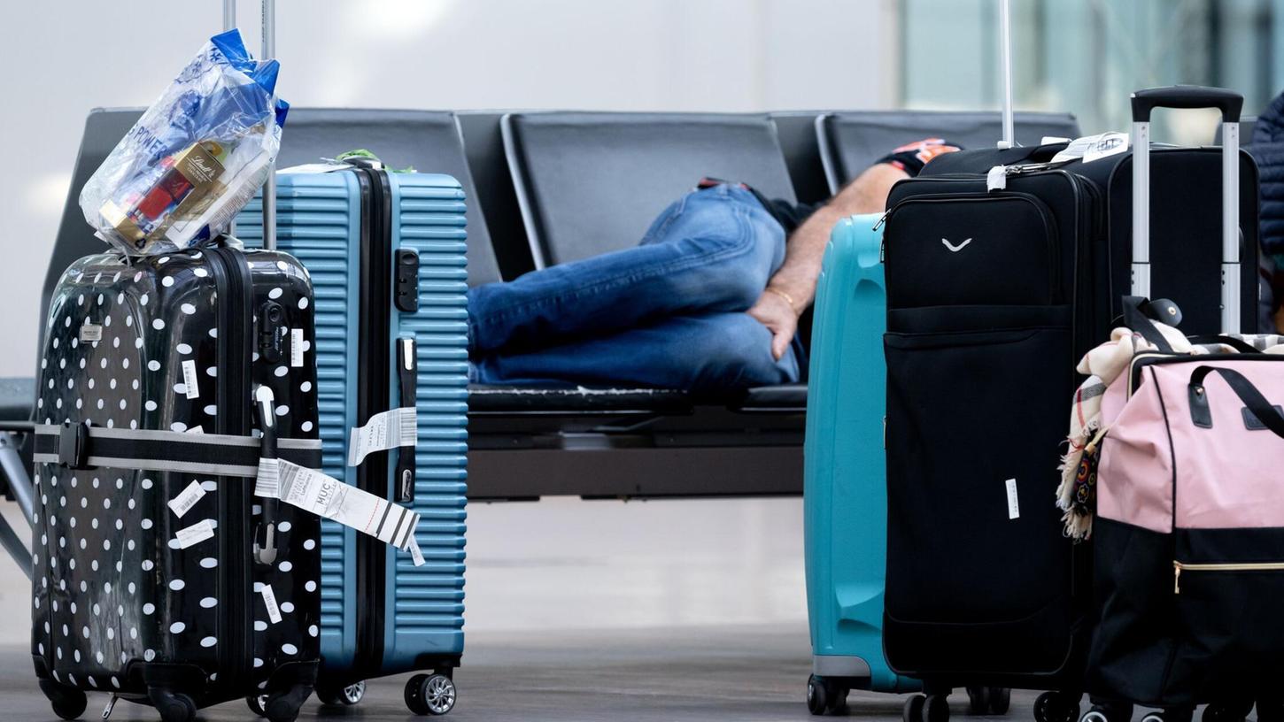 Urlaubsgepäck am Münchner Flughafen. Steigende Passagierzahlen im ersten Quartal deuten darauf, dass viele Urlauber wieder weiter entfernte Ziele ansteuern. (Symbolbild) Urlaubsgepäck am Münchner Flughafen. Steigende Passagierzahlen im ersten Quartal deuten darauf, dass viele Urlauber wieder weiter entfernte Ziele ansteuern. (Symbolbild)