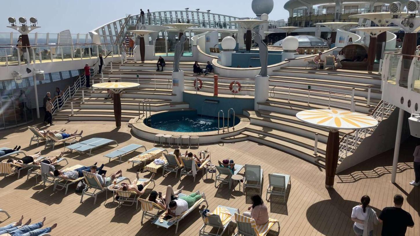 Wenn ich nicht hier bin, bin ich auf dem Sonnendeck: Die Aida Diva, ganz oben. Wenn ich nicht hier bin, bin ich auf dem Sonnendeck: Die Aida Diva, ganz oben.