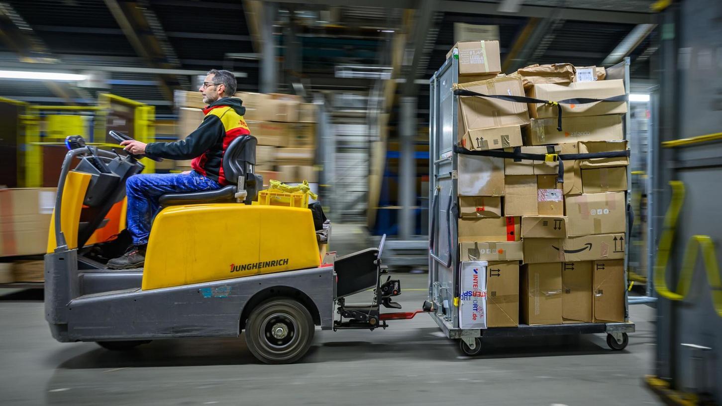 Pakete in einem DHL-Zentrum - manche Sendung wird künftig teurer. Pakete in einem DHL-Zentrum - manche Sendung wird künftig teurer.