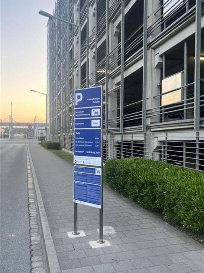 Ein Hinweisschild: Autofahrerinnen und -fahrer werden jüngst über das neue digitale Parksystem des Nürnberger Flughafens abgerechnet. Ein Hinweisschild: Autofahrerinnen und -fahrer werden jüngst über das neue digitale Parksystem des Nürnberger Flughafens abgerechnet.