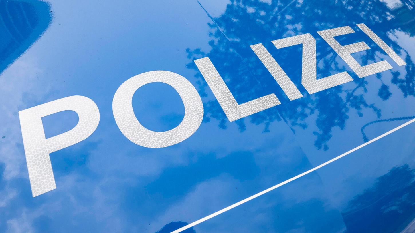 Die Verkehrspolizei Bamberg ermittelt, woher die Gegenstände auf der A73 stammen. Die Verkehrspolizei Bamberg ermittelt, woher die Gegenstände auf der A73 stammen.