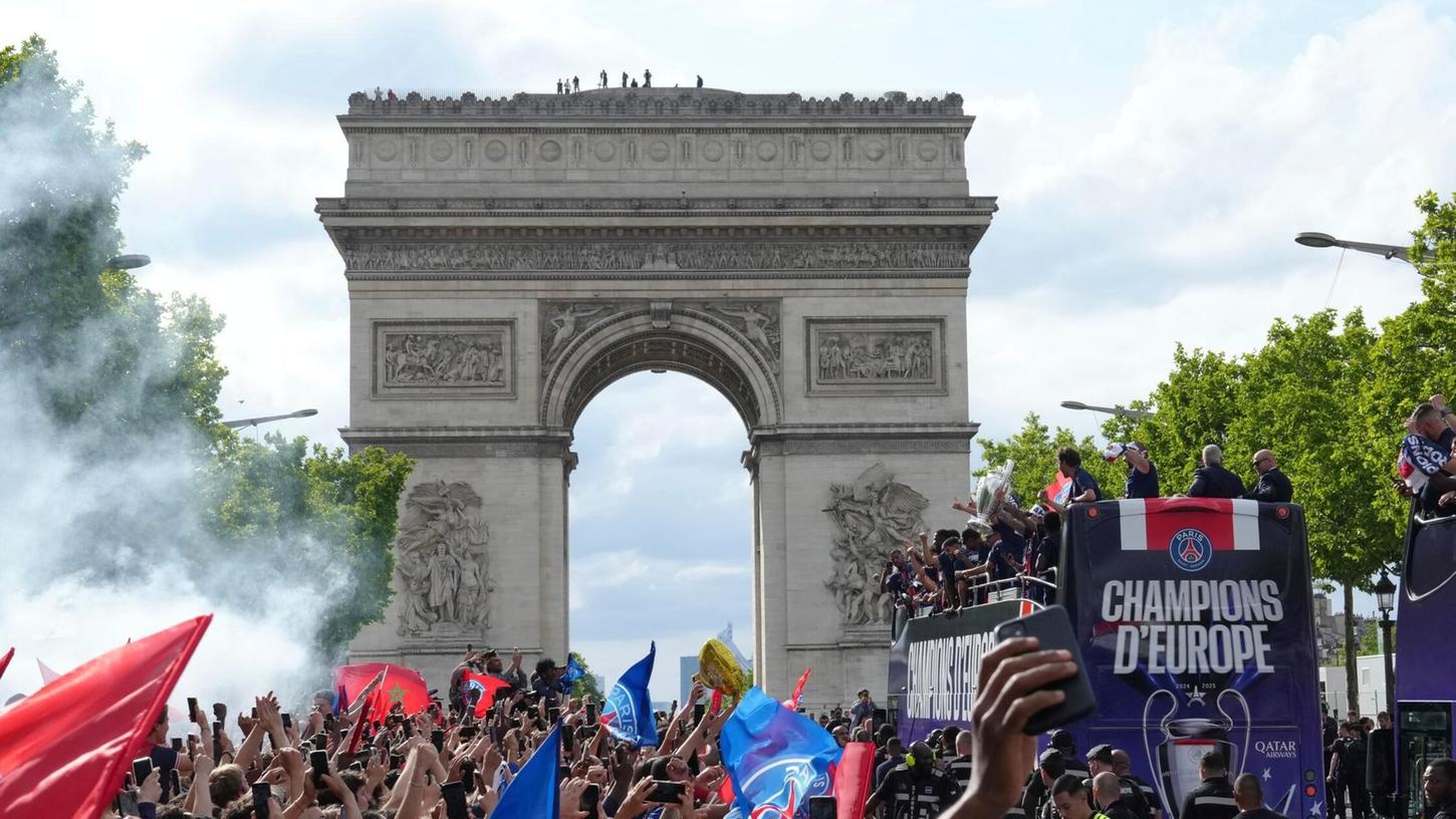 Nach der Siegesfeier des PSG in Paris kommt es erneut zu Ausschreitungen. Nach der Siegesfeier des PSG in Paris kommt es erneut zu Ausschreitungen.