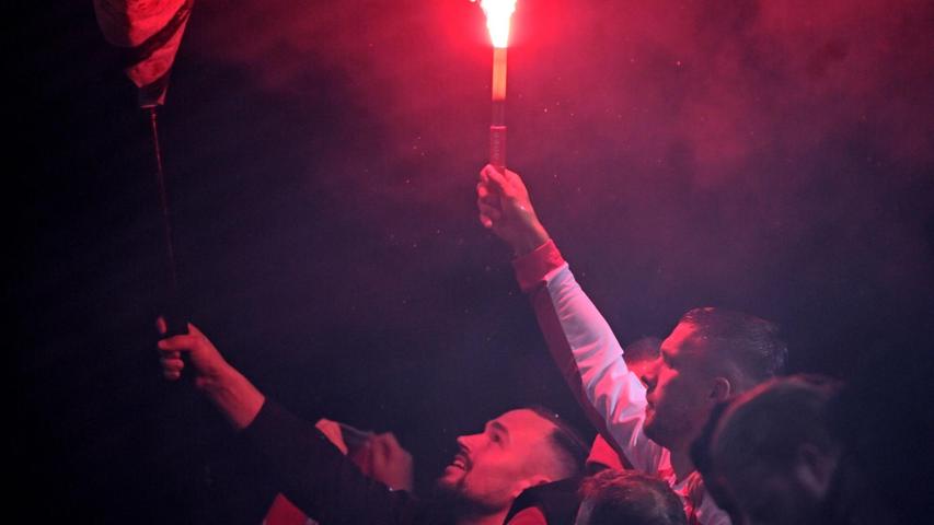 Lukas Podolski feiert mit den Fans. Lukas Podolski feiert mit den Fans.