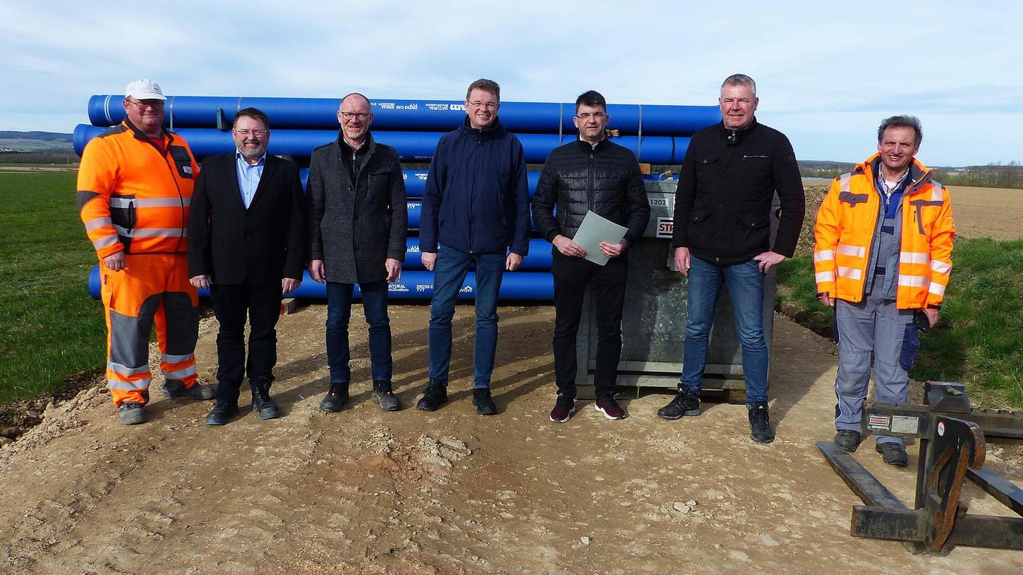An den Wasserleitungen, hier der Abschluss der Verbundleitung Sulzkirchen-Thannhausen, wurde in jüngster Zeit einiges erneuert. Ein Brunnen muss saniert beziehungsweise neu gebaut werden. Dazu kommen niedrigere Verbräuche: Eine Gebührenerhöhung ist programmiert. An den Wasserleitungen, hier der Abschluss der Verbundleitung Sulzkirchen-Thannhausen, wurde in jüngster Zeit einiges erneuert. Ein Brunnen muss saniert beziehungsweise neu gebaut werden. Dazu kommen niedrigere Verbräuche: Eine Gebührenerhöhung ist programmiert.