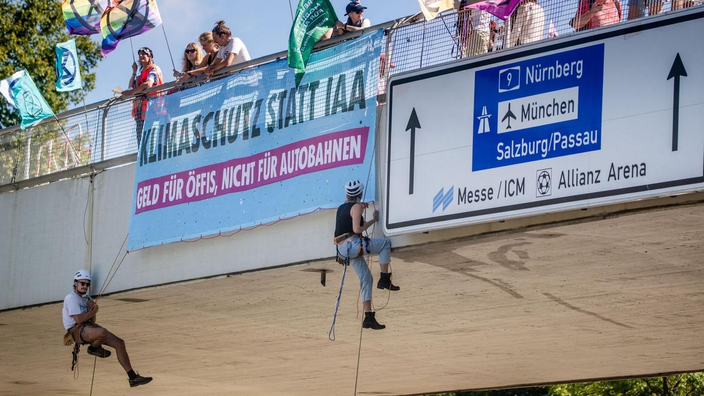Wegen ihrer Abseilaktion standen Klimaaktivisten vor dem Amtsgericht Freising. (Archivbild) Wegen ihrer Abseilaktion standen Klimaaktivisten vor dem Amtsgericht Freising. (Archivbild)