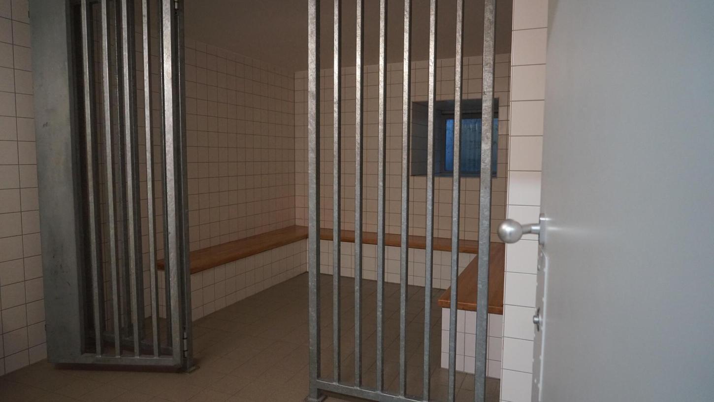 Ein Mann sorgte in Scheinfeld und Neustadt/Aisch für reichlich Aufsehen, auch in einer Haftzelle. Ein Mann sorgte in Scheinfeld und Neustadt/Aisch für reichlich Aufsehen, auch in einer Haftzelle.