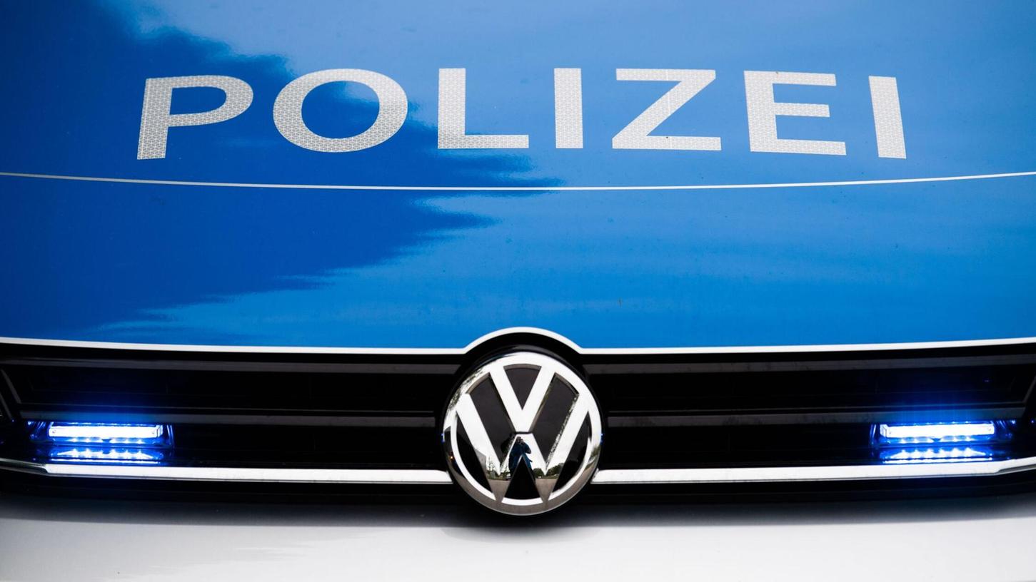 Ein Polizist aus Schwaben steht im Zentrum einer großangelegten Ermittlung des Bayerischen Landeskriminalamtes. Es geht um Drogenhandel und gefälschte Führerscheinverfahren. (Symbolbild) Ein Polizist aus Schwaben steht im Zentrum einer großangelegten Ermittlung des Bayerischen Landeskriminalamtes. Es geht um Drogenhandel und gefälschte Führerscheinverfahren. (Symbolbild)
