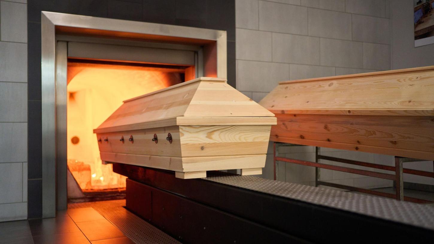 Ein Sarg wird in einem Krematorium verbrannt. (Symbolbild) Ein Sarg wird in einem Krematorium verbrannt. (Symbolbild)