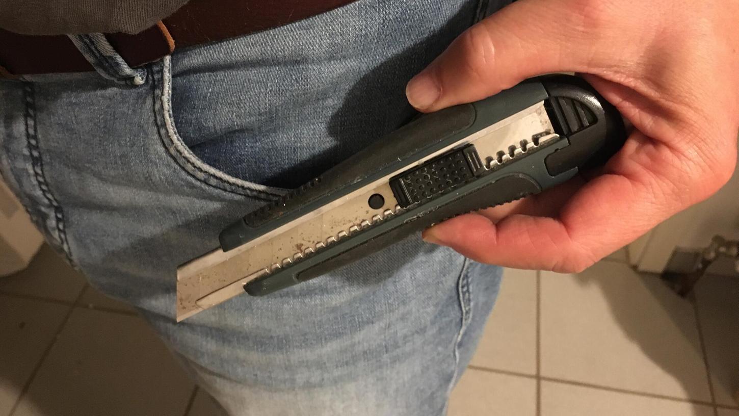 Der Mann soll im Laufe der Auseinandersetzung ein Teppichmesser gezogen haben. (Symbolbild) Der Mann soll im Laufe der Auseinandersetzung ein Teppichmesser gezogen haben. (Symbolbild)