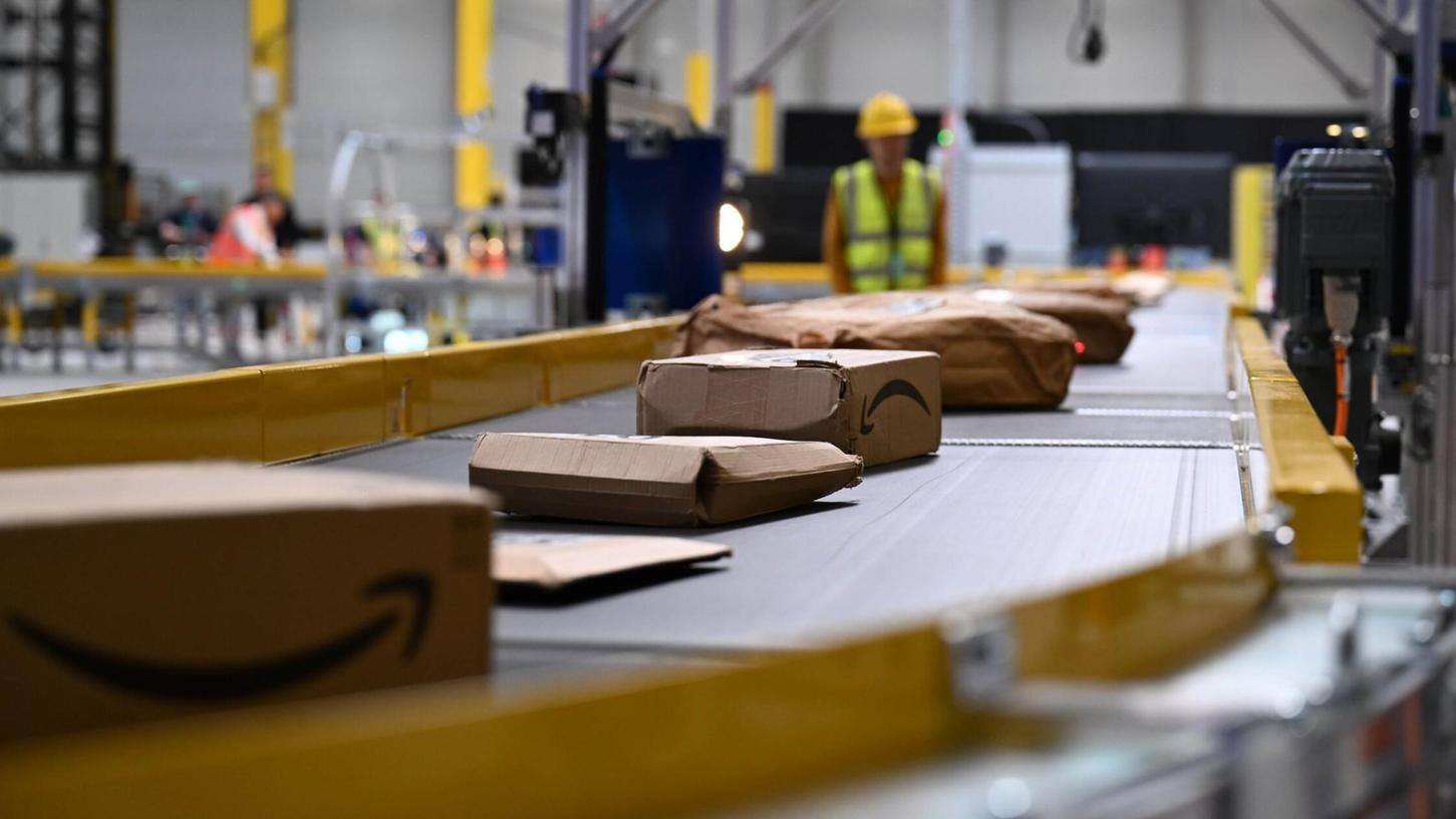 Pakete von Amazon laufen über ein Sortierband - ein Teil der auf amazon.de bestellten Pakete kommen direkt von Amazon, andere von Marktplatz-Firmen. Pakete von Amazon laufen über ein Sortierband - ein Teil der auf amazon.de bestellten Pakete kommen direkt von Amazon, andere von Marktplatz-Firmen.
