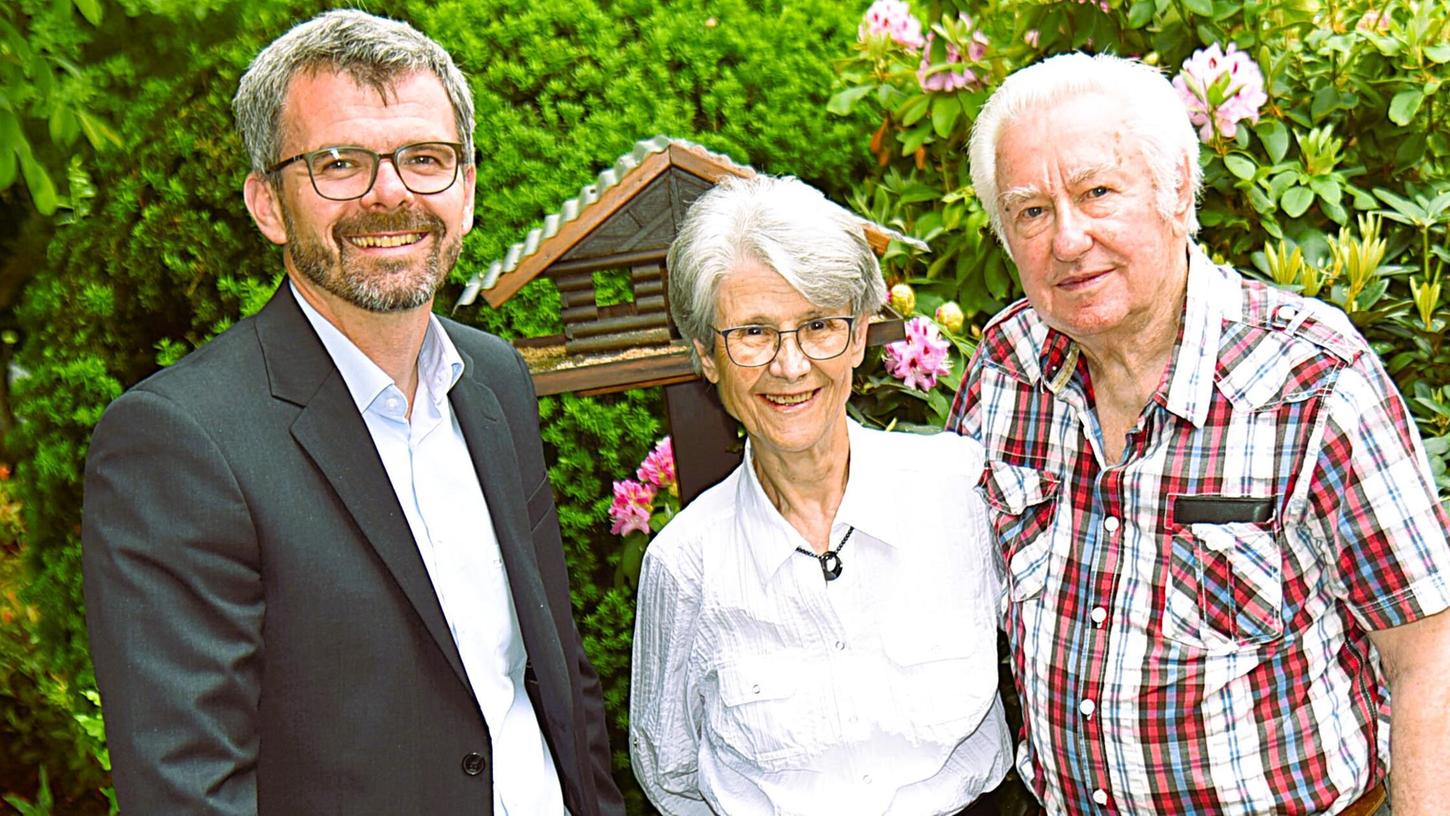 Brigitte Meyer mit ihrem Mann Klaus und Bürgermeister Michael Langner im Garten ihres Hauses. Brigitte Meyer mit ihrem Mann Klaus und Bürgermeister Michael Langner im Garten ihres Hauses.