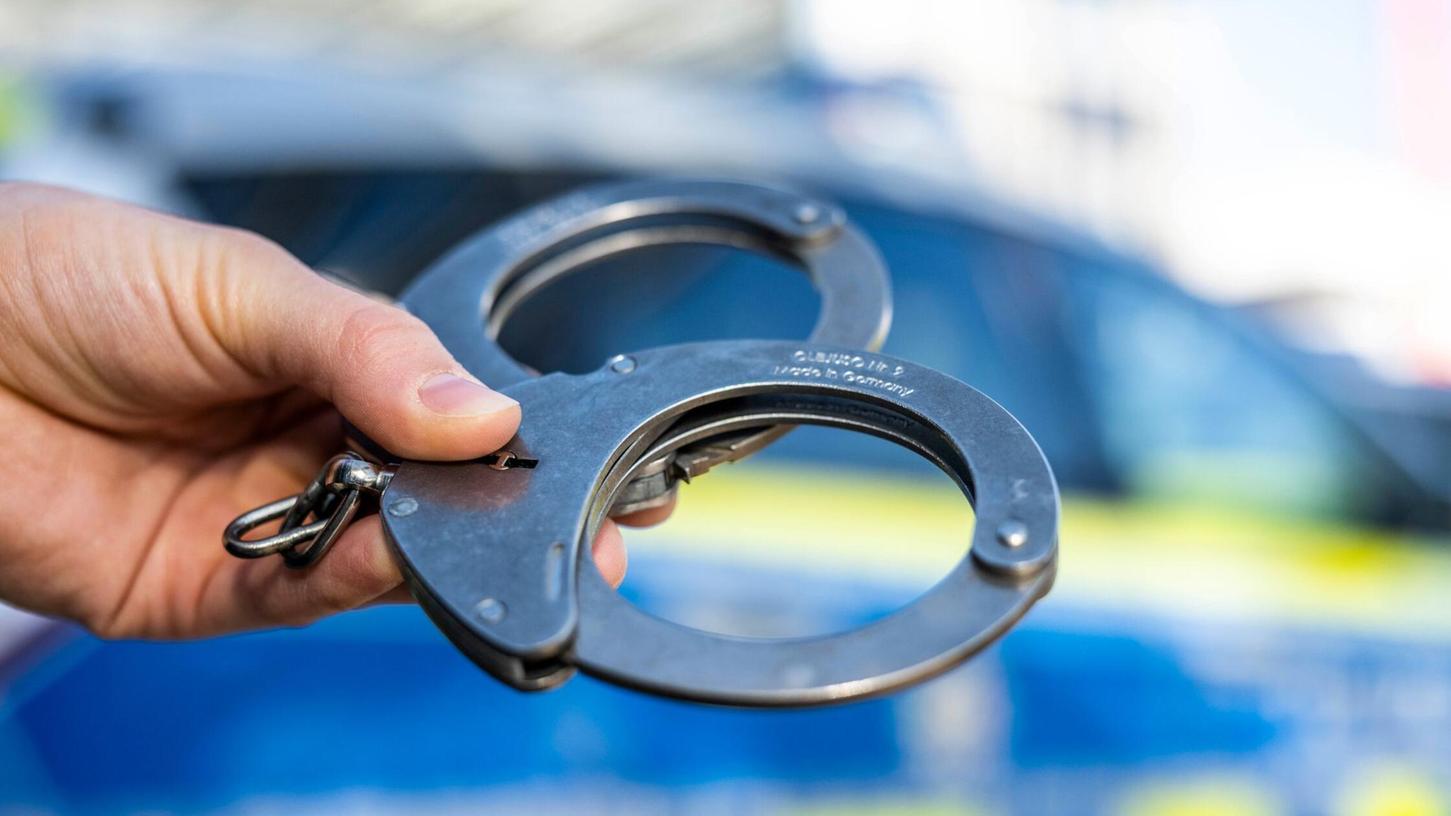 Zu dem Grund für die Attacke hat die Polizei eine Vermutung. (Symbolbild) Zu dem Grund für die Attacke hat die Polizei eine Vermutung. (Symbolbild)
