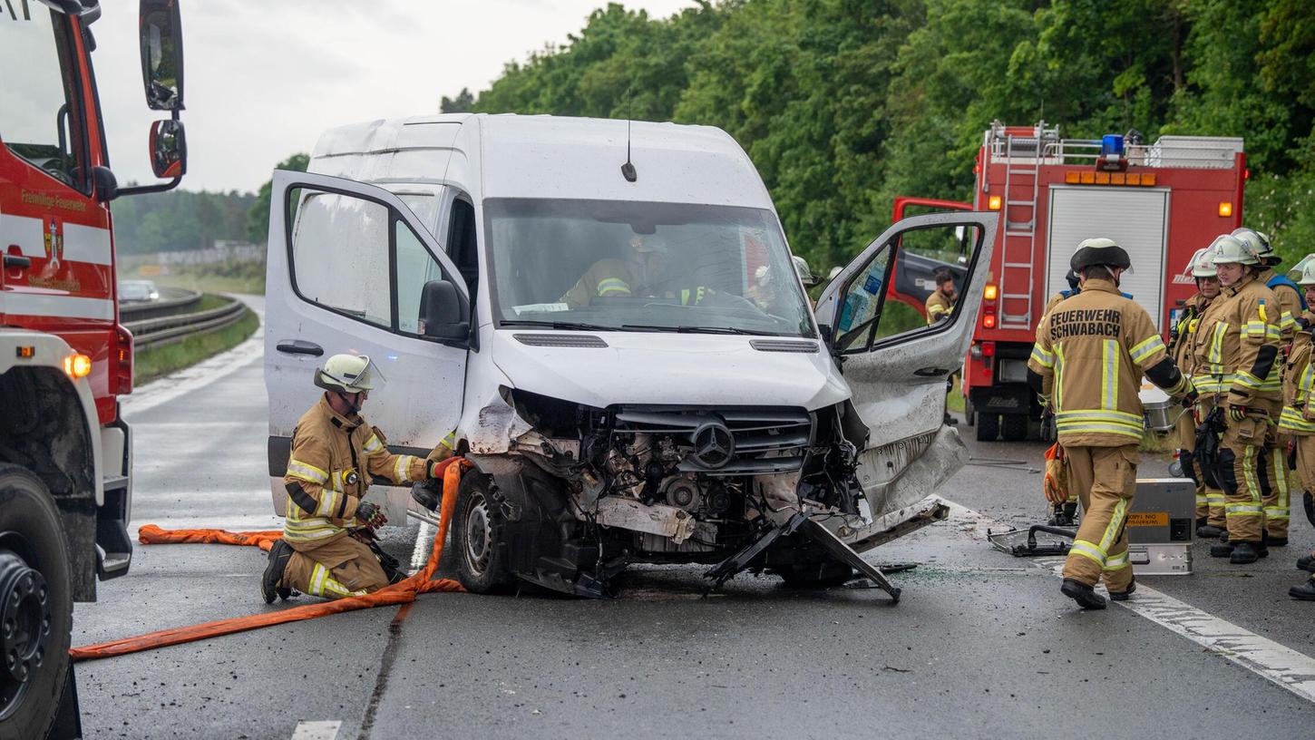 Der Transporter überschlug sich mehrfach und wurde von den Einsatzkräften wieder aufgerichtet. Der Transporter überschlug sich mehrfach und wurde von den Einsatzkräften wieder aufgerichtet.