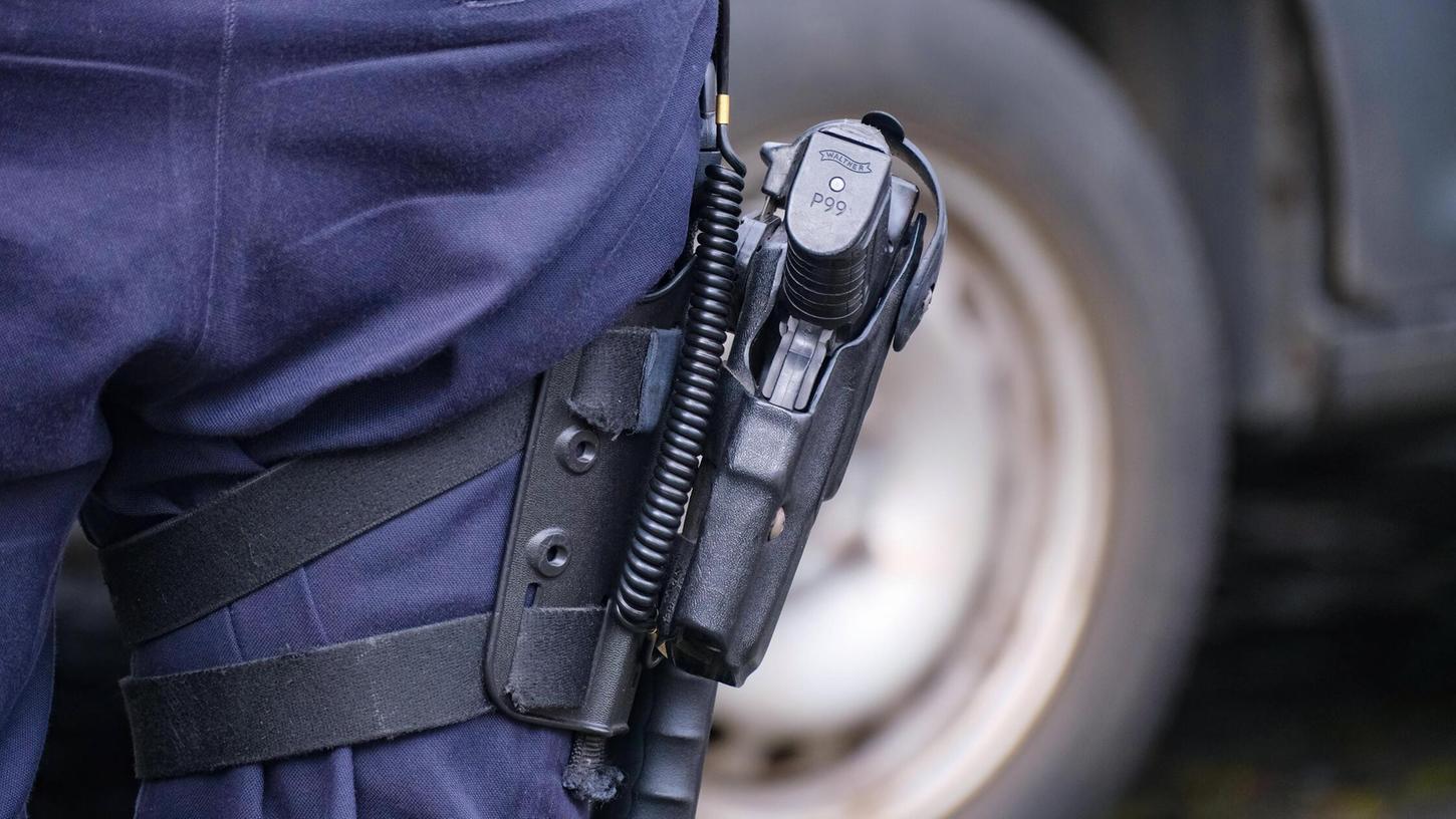 Im Rahmen einer Bedrohungslage machten Polizisten in Nürnberg von der Schusswaffe Gebrauch (Symbolbild). Im Rahmen einer Bedrohungslage machten Polizisten in Nürnberg von der Schusswaffe Gebrauch (Symbolbild).