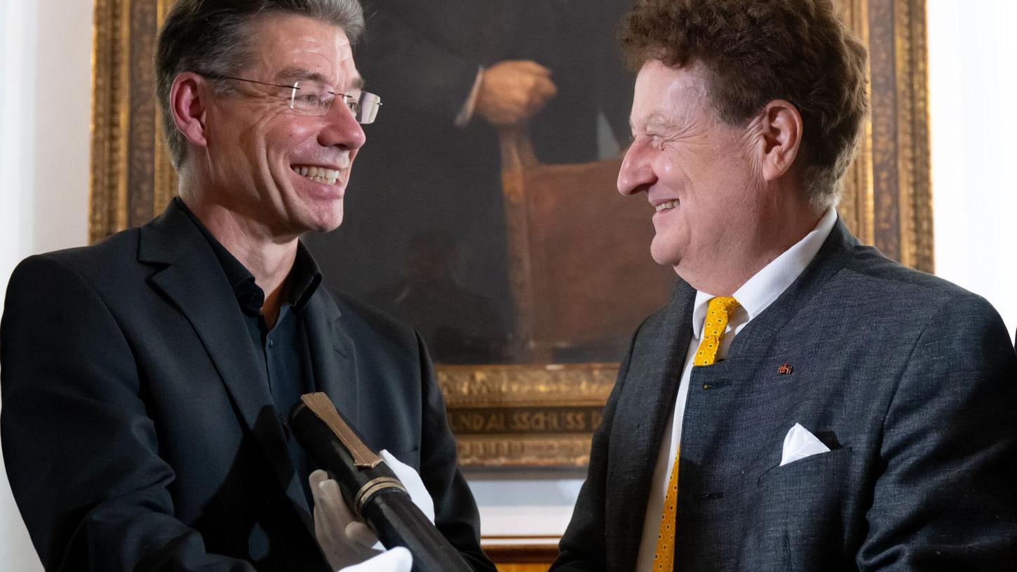 Der neue und der alte Generaldirektor gemeinsam beim Stabswechsel. Der neue und der alte Generaldirektor gemeinsam beim Stabswechsel.