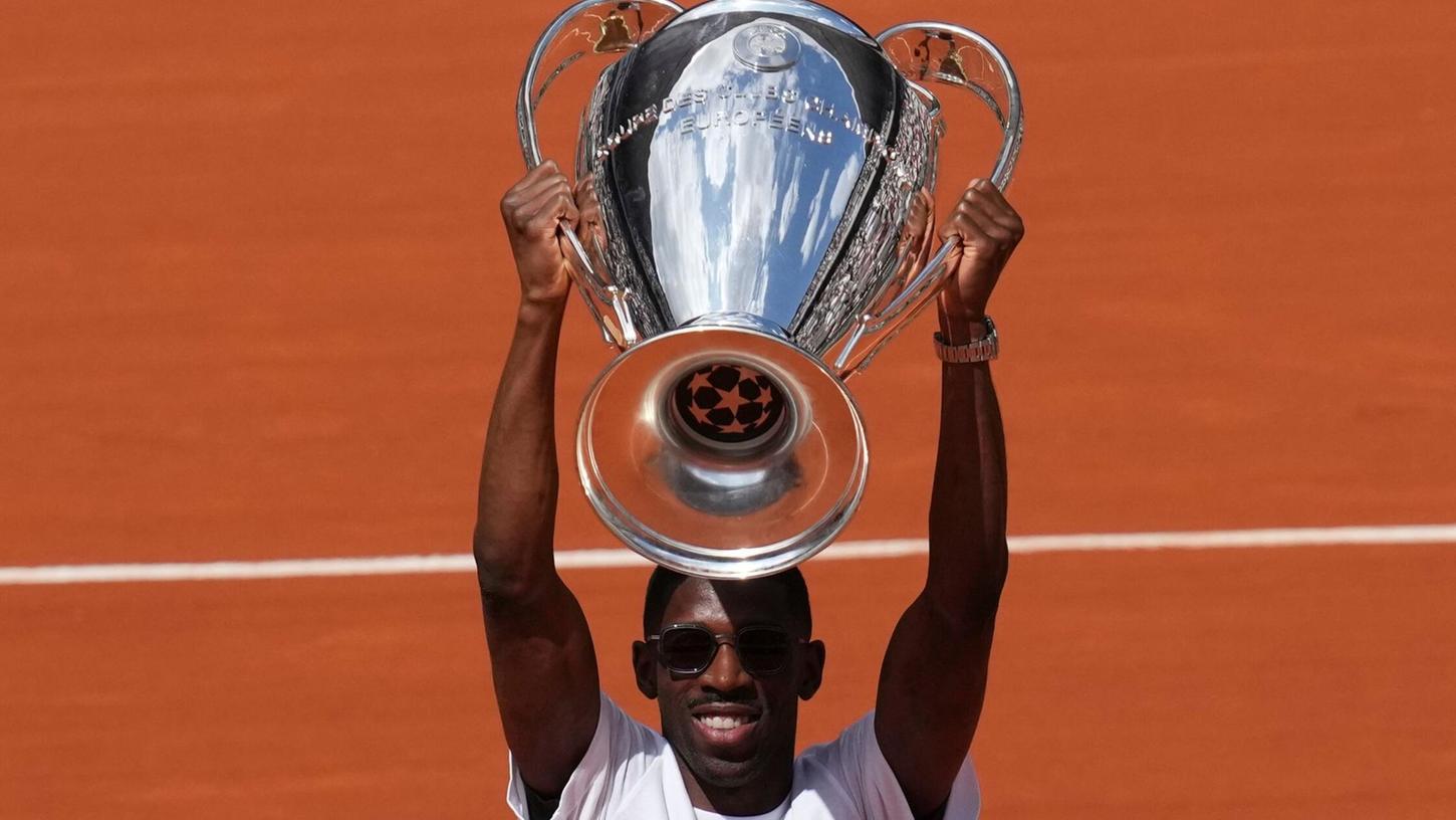PSG-Star Ousmane Dembélé präsentiert bei den French Open den Champions-League-Pokal. PSG-Star Ousmane Dembélé präsentiert bei den French Open den Champions-League-Pokal.