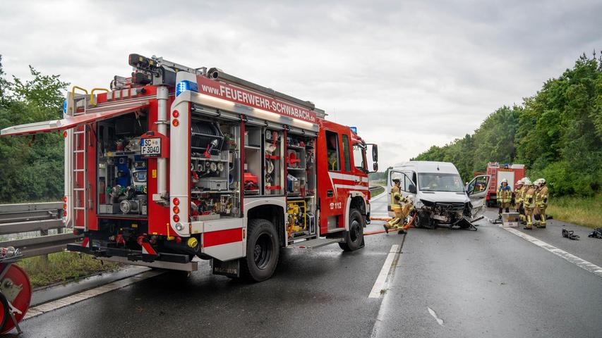 Schwerer Unfall auf B2 bei Roth: Transporter überschlägt sich nach Starkregen mehrfach Schwerer Unfall auf B2 bei Roth: Transporter überschlägt sich nach Starkregen mehrfach