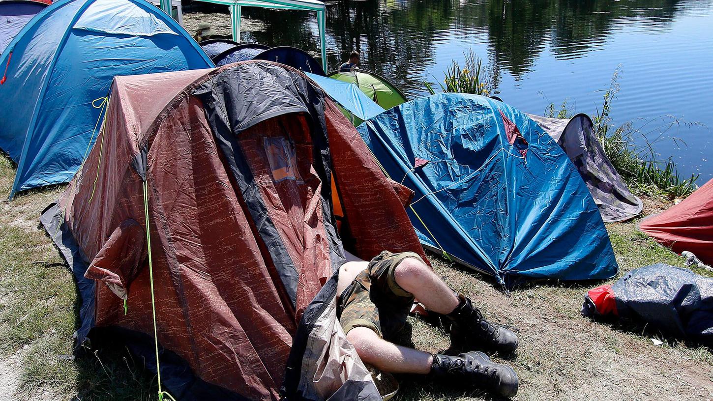 Zu Rock im Park gehört auch das Campen. Die Stadt hat öffentliche Flächen festgelegt, in denen Campen nicht gestattet ist. Zu Rock im Park gehört auch das Campen. Die Stadt hat öffentliche Flächen festgelegt, in denen Campen nicht gestattet ist.