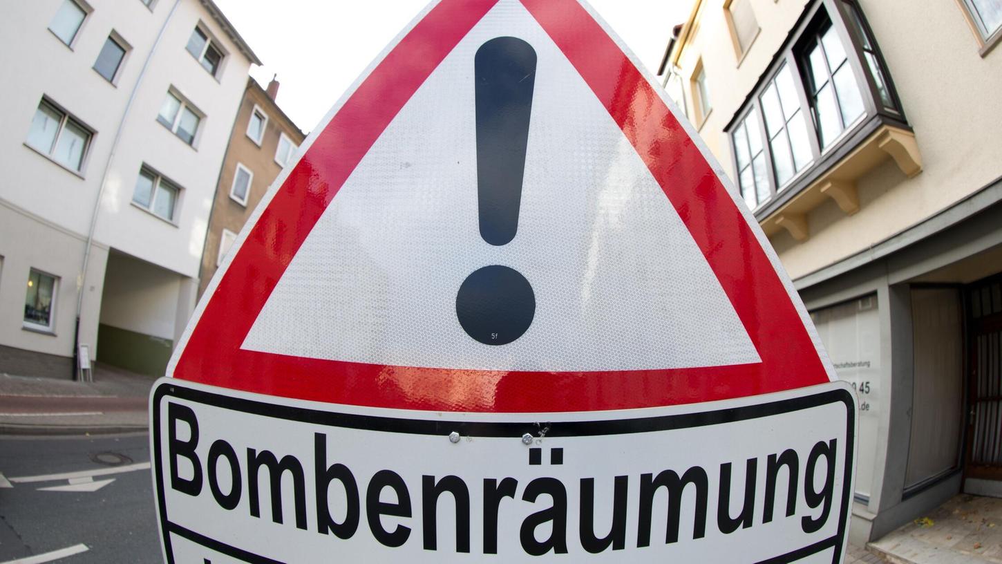 Auf einem Verkehrsschild wird auf eine Bombenräumung hingewiesen. Eine solche soll am kommenden Mittwoch in Köln stattfinden. (Symbolbild) Auf einem Verkehrsschild wird auf eine Bombenräumung hingewiesen. Eine solche soll am kommenden Mittwoch in Köln stattfinden. (Symbolbild)