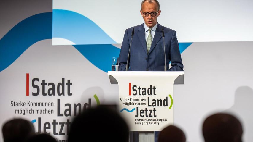 Bundeskanzler Friedrich Merz (CDU) äußert sich beim Kommunalkongress des Deutschen Städte- und Gemeindebundes auch zur Gerichtsentscheidung, die Zweifel an der Rechtmäßigkeit des Vorgehens der Bundesregierung an den Grenzen anführt. Bundeskanzler Friedrich Merz (CDU) äußert sich beim Kommunalkongress des Deutschen Städte- und Gemeindebundes auch zur Gerichtsentscheidung, die Zweifel an der Rechtmäßigkeit des Vorgehens der Bundesregierung an den Grenzen anführt.